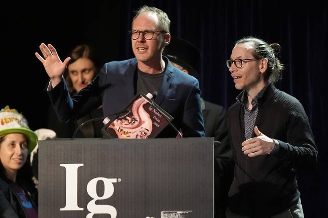 ‘자기애적 성향과 지능 칭찬의 관계’를 연구해 심리학상을 받은 마르친 자옝코프스키(왼쪽)와 질 지냑이 18일(현지시간) 미국 보스턴에서 열린 이그노벨상 시상식에서 상을 받고 있다. AP 연합뉴스