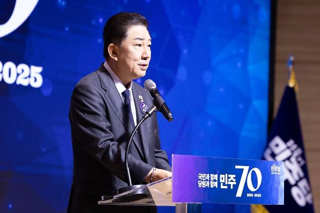 김병기 더불어민주당 원내대표가 19일 국회 의원회관에서 열린 민주당 창당 70주년 기념식에서 축사를 하고 있다. 2025.9.19/뉴스1