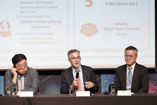 존 비클(가운데) 한국릴리 대표가 18일 서울신라호텔에서 열린 ‘암참 보건의료혁신 세미나’에서 발언하고 있다. 사진 제공=주한미국상공회의소