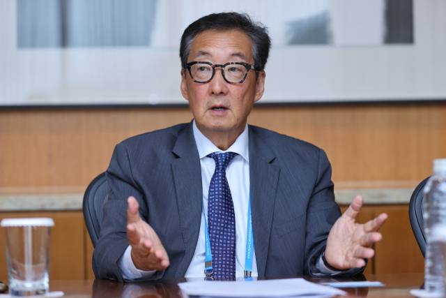 빅터 차 전략국제문제연구소(CSIS) 한국 석좌가 19일 서울 중구 신라호텔에서 열린 기자간담회에서 발언하고 있다. 연합뉴스