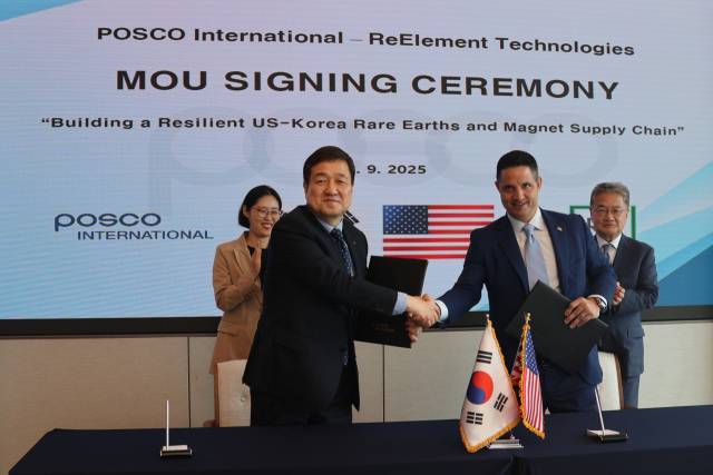 포스코인터내셔널이 18일 미국 리엘리먼트테크놀로지와 희토류 공급망 강화를 위한 업무협약을 체결했다. 왼쪽부터 나성화 산업통상자원부 산업공급망정책국장, 이계인 포스코인터내셔널 사장, 마크 젠슨 리엘리먼트 최고경영자, 조셉 윤 주한미국대사대리. 사진 제공=포스코인터내셔널