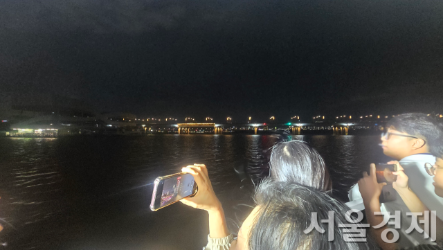 시민들이 한강버스 야외 테라스에서 야경을 찍고 있는 모습. 독자 제공