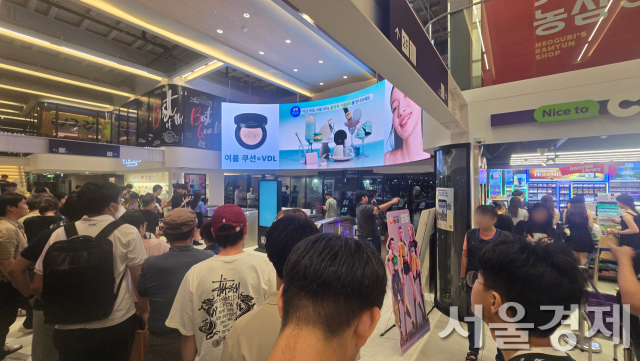 한강버스 정식 운항 첫날인 18일 마곡 선착장에 줄 서 있는 시민들의 모습. 독자 제공