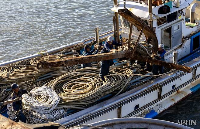 닻자망을 고정하기 위한 대형 닻을 배에 싣고 있다. ⓒ시사IN 조남진