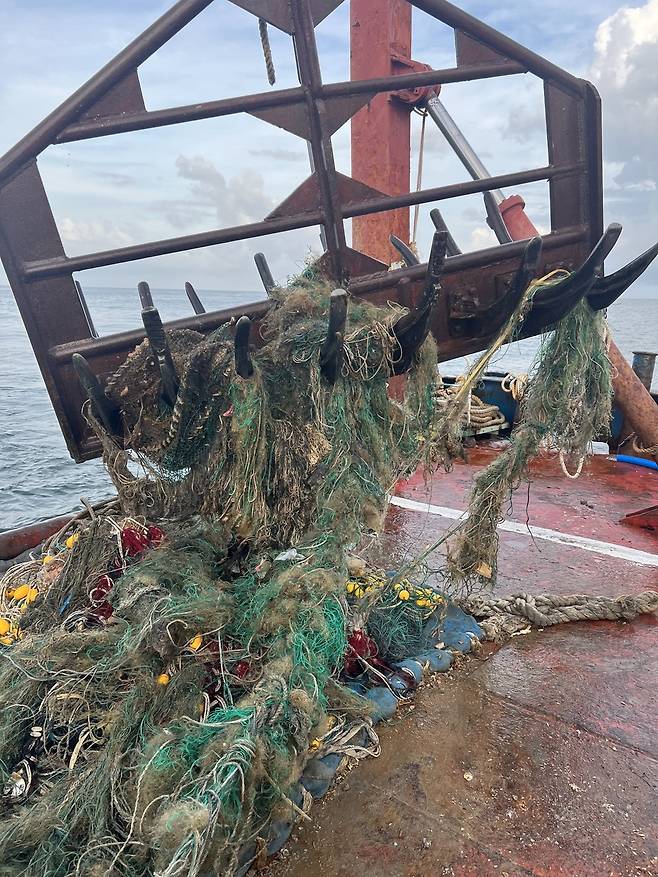 8월20일 어촌어항공단이 연평어장에서 침적 폐기물 수거작업을 벌이자 닻자망용 1회용 그물이 수거되고 있다. ⓒ인천바다살리기영어조합법인 제공