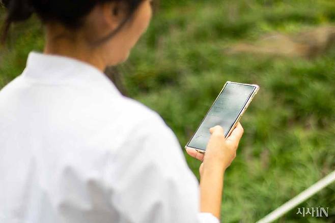 임소현씨의 휴대전화는 10분 간격으로 울린다. ⓒ시사IN 신선영