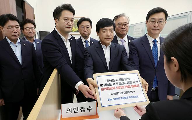 더불어민주당 3대 특검 종합대응 특별위원회 이성윤 의원(앞줄 왼쪽 두 번째) 등이 9월18일 국회 의안과에 전담재판부 설치에 관한 법률안을 제출하고 있다. ⓒ시사저널 박은숙