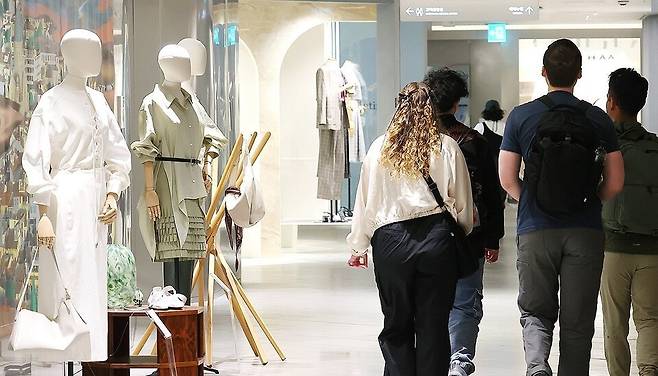 백화점 방문 소비자 4명 중 1명은 백화점 이용 때 불만이나 피해가 있었다는 한국소비자원 조사결과가 나왔다. 사진은 서울 시내 한 백화점 ⓒ연합뉴스