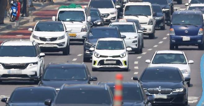 한국자동차모빌리티산업협회가 추석 연휴를 맞아 국내 자동차 제작사들과 함께 자동차 무상점검 서비스를 실시한다고 19일 밝혔다. 사진은 서울 시내 도로를 달리는 차량 모습 ⓒ연합뉴스