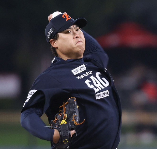 한화 류현진은 17일 광주 KIA전에서 팀 승리를 이끌며 개인 9승(7패)째를 수확했다. 류현진이 시즌 10승을 거두면 한화에선 4명의 투수가 한 시즌 두 자릿수 승리를 만들게 된다. 1992년 이후 33년 만에 해당 기록을 다시 작성할 수 있다. 사진제공｜한화 이글스