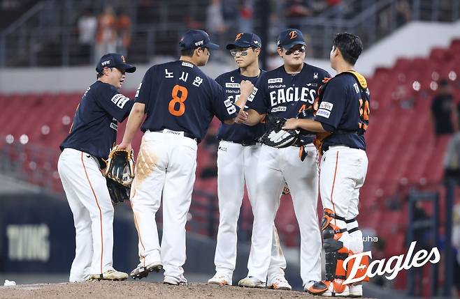 한화 선수들이 18일 광주 기아챔피언스필드에서 열린 KIA와 2025 프로야구 정규리그 원정 경기에서 승리한 뒤 기뻐하고 있다. 한화 이글스 제공