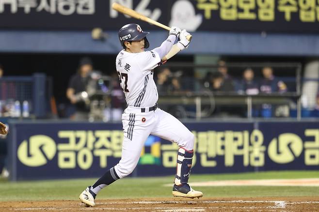 두산 박지훈이 18일 잠실구장에서 열린 키움과 2025 프로야구 정규리그 홈경기에서 8회말 동점 적시타를 치고 있다. 두산 베어스 제공