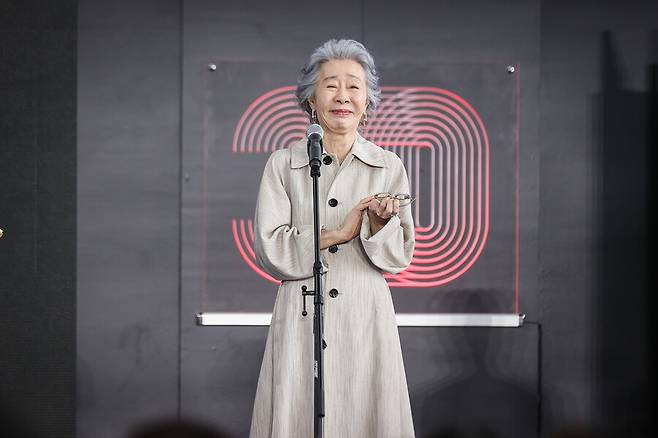 ▲ 제30회 부산국제영화제 '결혼피로연' 야외무대인사의 윤여정. ⓒ연합뉴스