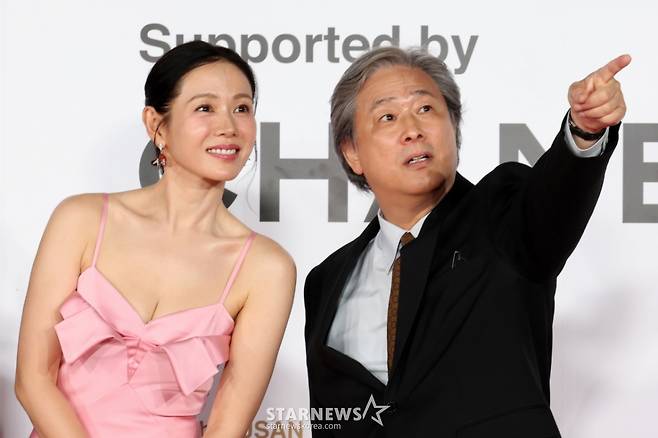 [부산=뉴시스] 박진희 기자 = 영화 '어쩔수가없다' 감독 박찬욱과 배우 손예진이 17일 부산 해운대구 영화의전당에서 제30회 부산국제영화제 개막식 레드카펫 행사에 참석하고 있다. 2025.10.17. pak7130@newsis.com /사진=박진희