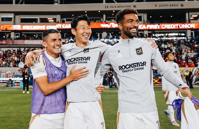 로스앤젤레스(LA)FC 손흥민(가운데)이 지난 18일 미국 유타주 샌디 아메리카 퍼스트 필드에서 열린 레알 솔트레이크와의 2025 미국 프로축구 메이저리그사커(MLS) 34라운드 원정에서 자신의 해트트릭으로 팀 승리를 이끈 뒤 동료들과 기뻐하고 있다. /사진=LAFC SNS 캡처