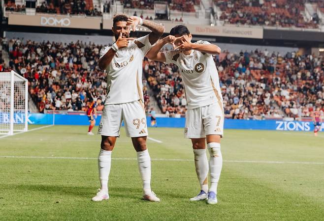 로스앤젤레스(LA)FC 손흥민(오른쪽)이 지난 18일(한국시간) 미국 유타주 샌디 아메리카 퍼스트 필드에서 열린 2025 미국 메이저리그사커(MLS) 정규리그 원정 경기 레알 솔트레이크전에서 해트트릭을 달성한 뒤 드니 부앙가와 함께 찰칵 세리머니를 하고 있다. /사진=LAFC SNS 캡처