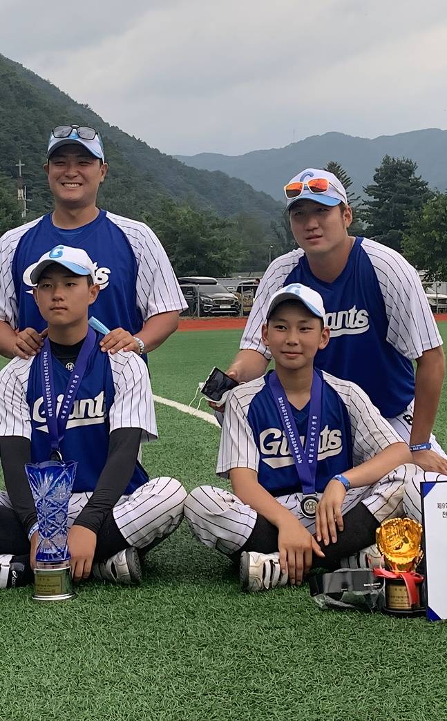경기 일산자이언츠유소년야구단 시절의 이민준(왼쪽 아래)과 최현우(오른쪽 아래).  /사진=대한유소년야구연맹