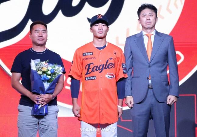 '2026 KBO 신인 드래프트'가 17일 서울 송파구 롯데호텔 월드 크리스탈볼룸에서 열렸다.  오재원(유신고)이 전체 3순위로 한화에 지명된 후 소감을 밝히고 있다. /사진=김진경 대기자