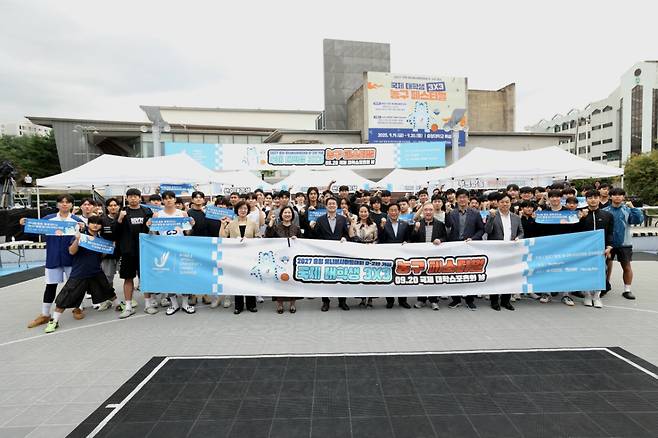 2027 충청 유니버시아드대회 D-2년 기념 국제 대학생 3X3 농구 페스티벌 개막 참가자들 기념 사진. /사진=2027 충청 유니버시아드대회 조직위원회 제공