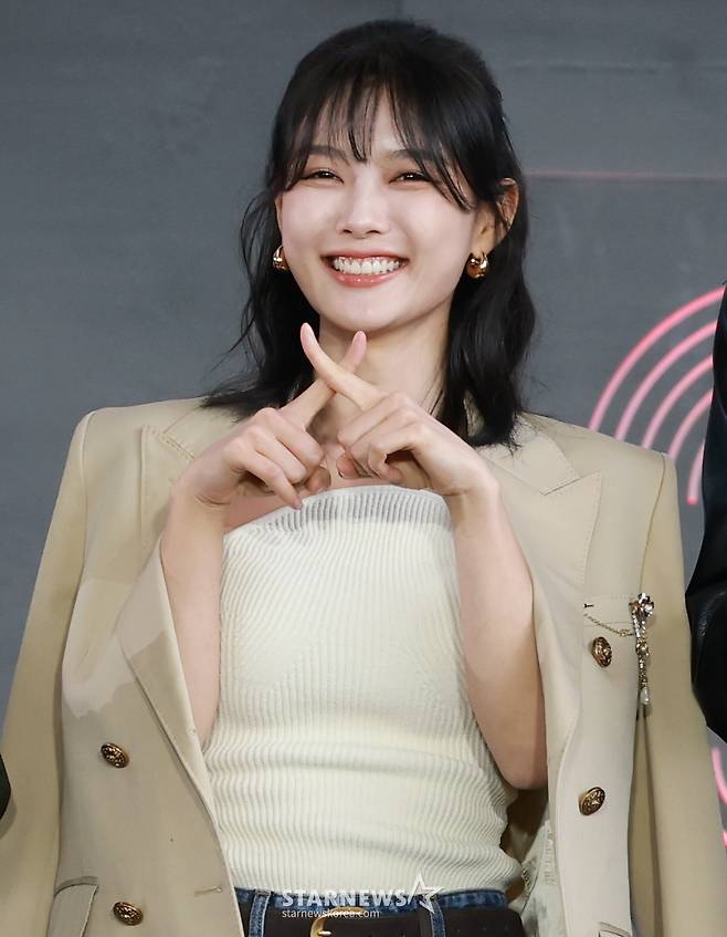 (부산=뉴스1) 권현진 기자 = 배우 김유정이 19일 오후 부산광역시 해운대구 영화의 전당에서 열린 '제30회 부산국제영화제(BIFF)' '친애하는 x' 야외무대인사에 참석해 포즈를 취하고 있다. 2025.9.19/뉴스1  Copyright (C) 뉴스1. All rights reserved. 무단 전재 및 재배포,  AI학습 이용 금지. /사진=(부산=뉴스1) 권현진 기자