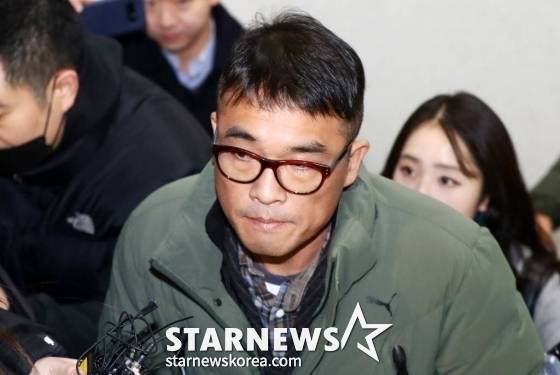 유흥업소 여종업원 성폭행 혐의를 받고 있는 가수 김건모가 15일 오전 서울 강남경찰서에 피고소인 조사를 받기 위해 출석하고 있다.