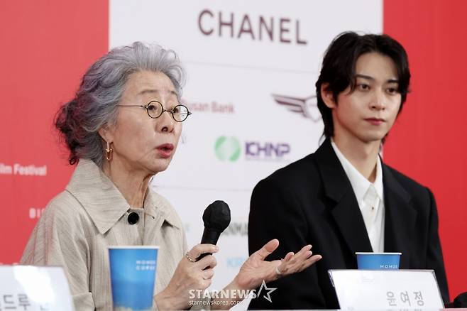 [부산=뉴시스] 박진희 기자 = 영화 '결혼 피로연' 배우 윤여정과 한기찬이 19일 부산 해운대구 영화의전당 비프힐에서 기자간담회를 하고 있다. 2025.09.19. pak7130@newsis.com /사진=박진희