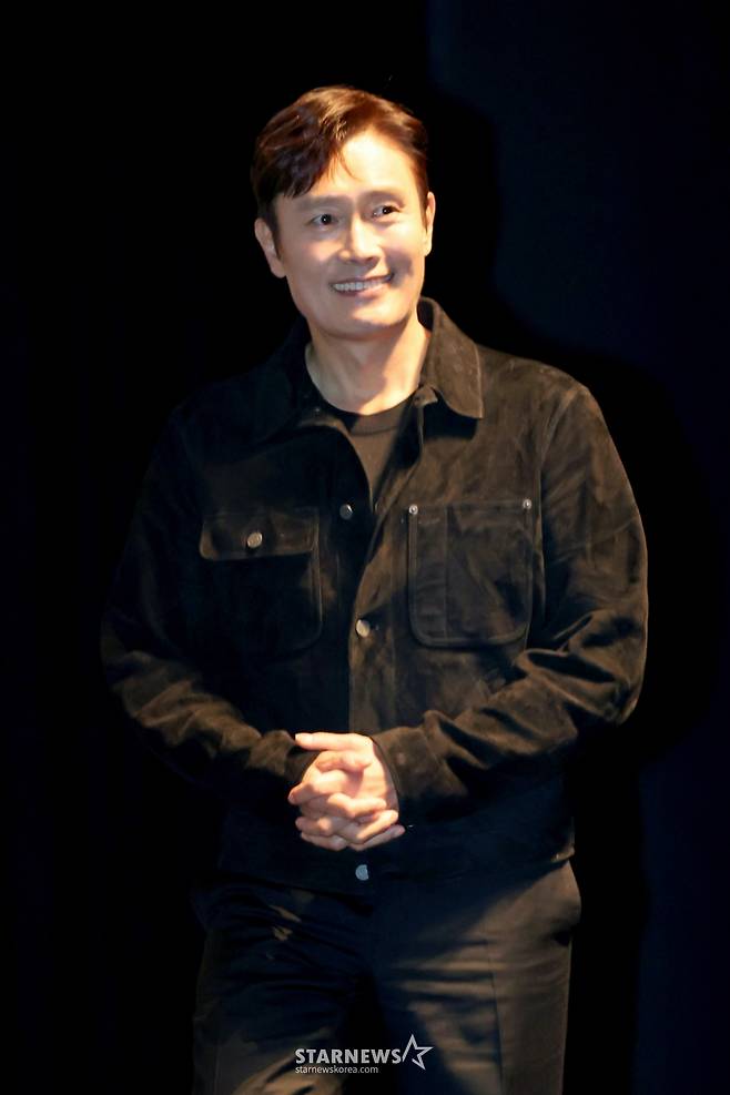 [부산=뉴시스] 박진희 기자 = 이병헌 배우가 19일 부산 해운대구 동서대학교 소향씨어터에서 제30회 부산국제영화제(BIFF) '액터스 하우스' 행사를 하고 있다. '액터스 하우스'는 연기력과 스타성을 겸비한 동시대 대표 배우들이 자신의 연기와 작품에 관해 솔직하고 깊이 있는 이야기를 들려주는 부산국제영화제만의 시그니처 프로그램이다. 2025.09.19. pak7130@newsis.com /사진=박진희