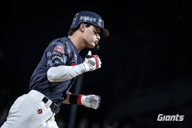 롯데 윤동희가 19일 창원 NC전에서 3회 3점 홈런을 치고 있다. /사진=롯데 자이언츠 제공