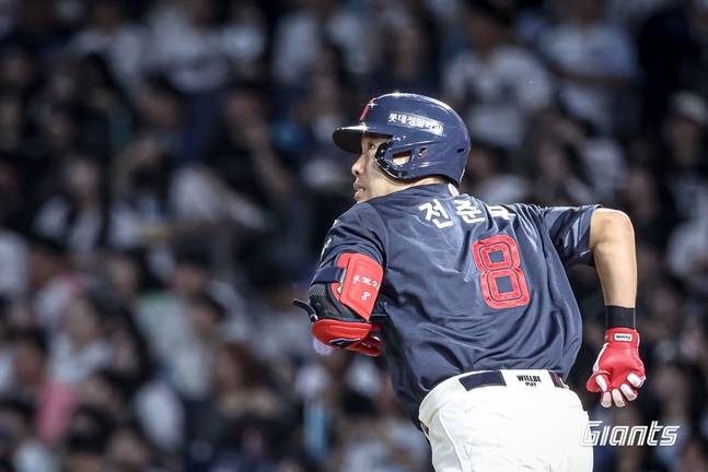 롯데 전준우가 19일 창원 NC전에서 6회 3점 홈런을 터트리고 있다. /사진=롯데 자이언츠 제공