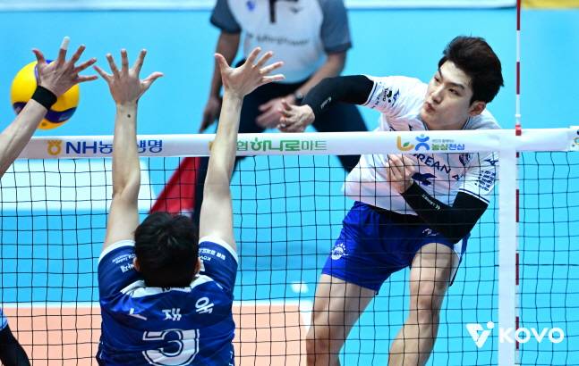 대한항공 서현일(오른쪽)이 블로킹 벽을 앞에 두고 스파이크를 날리고 있다. /사진=KOVO 제공