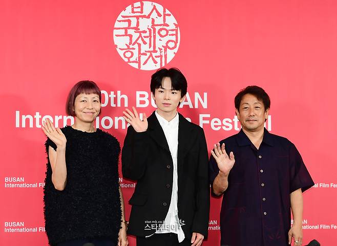 나가타 고토 감독(왼쪽부터), 배우 하야시 유타, 모리이 아키라 프로듀서. <강영국 기자>