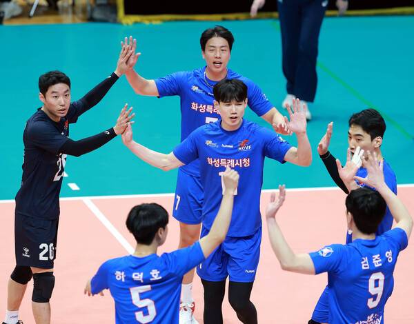 2025 한국실업배구 최강자는? 연맹회장배 종합선수권대회 20일 충북 단양서 개막...사진은 화성시청이현승이 공격을 성공시키고 기뻐하는 모습.