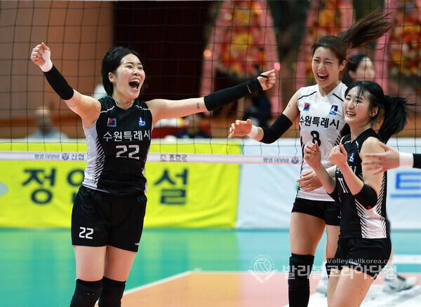 2025 한국실업배구 최강자는? 연맹회장배 종합선수권대회 20일 충북 단양서 개막...사진은 수원시청 이연재가 공격을 성공시키고 기뻐하는 모습.