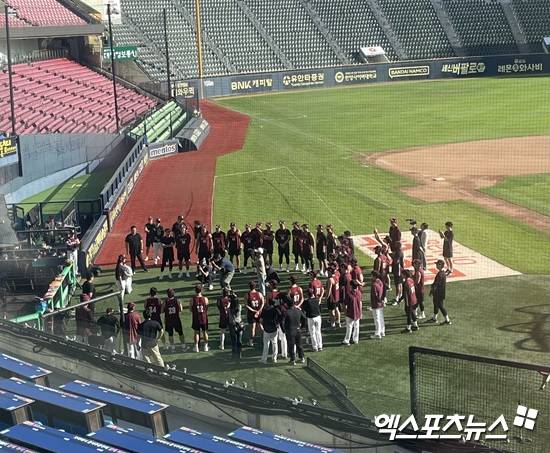 키움 히어로즈 선수단이 18일 서울 잠실야구장에서 2025 신한 SOL Bank KBO리그 두산 베어스와 원정경기를 앞두고 더그아웃 앞에서 미팅을 하고 있다. 이날 1군 선수단에 합류한 안우진이 동료들에게 인사를 전하고 있다. 엑스포츠뉴스 잠실, 김유민 기자