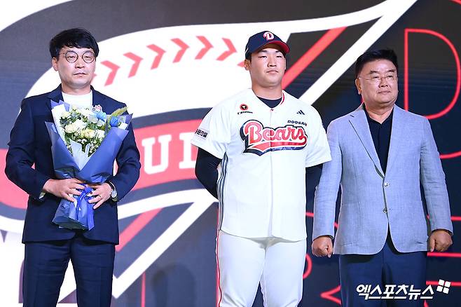 17일 오후 서울 송파구 롯데호텔 월드에서 열린 '2026 KBO 신인 드래프트'에 참석한 두산 베어스에서 김주오(마산용마고)가 1라운드 7순위로 지명된 뒤 기념 촬영을 하고 있다. 엑스포츠뉴스 DB