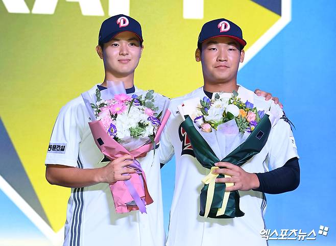 17일 오후 서울 송파구 롯데호텔 월드에서 열린 '2026 KBO 신인 드래프트'에 참석해 두산 베어스의 지명을 받은 선수들이 유니폼을 입고 기념 촬영을 하고 있다. 엑스포츠뉴스 DB