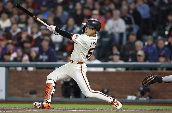 미국 메이저리그 샌프란시스코 자이언츠의 이정후가 19일(한국시간) 미국 캘리포니아주 로스앤젤레스의 다저 스타디움에서 열린 2025 메이저리그 LA 다저스와 원정 경기에 7번타자 겸 중견수로 선발출전, 3타수 무안타 1볼넷 1득점을 기록했다. 사진 연합뉴스