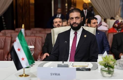 알샤라 시리아 임시대통령 (이스탄불=연합뉴스) 아메드 알샤라 시리아 임시대통령이 지난 15일(현지시간) 카타르 도하에서 열린 아랍·이슬람 긴급정상회의에 참석한 모습. [시리아 대통령실 제공] 2025.9.18 photo@yna.co.kr