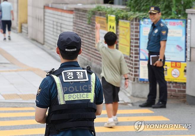 초등학교 지키는 경찰 9월12일 대구 한 초등학교 앞에서 경찰관들이 초등생 하굣길 순찰 활동을 하고 있다.[연합뉴스 자료사진]