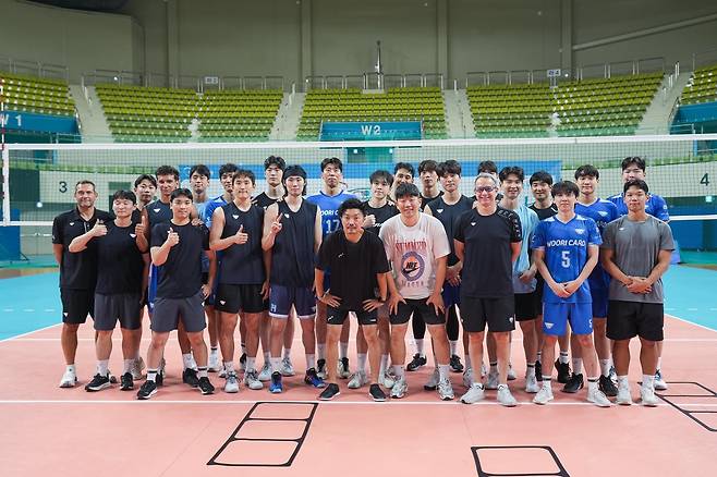 단체 사진 촬영한 남자배구 우리카드 선수단 [우리카드 배구단 제공. 재판매 및 DB 금지]