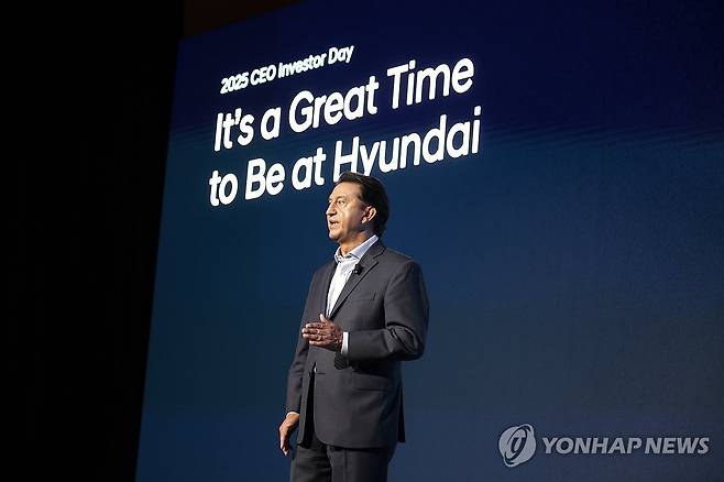 호세 무뇨스 현대차 사장, 2025 현대차 CEO 인베스터 데이 발표 (서울=연합뉴스) 호세 무뇨스 현대자동차 대표이사(CEO) 사장이 18일(현지시간) 미국 뉴욕 맨해튼 더 셰드에서 열린 '2025 현대차 CEO 인베스터 데이'에서 발표하고 있다. 2025.9.19 [현대자동차·기아 제공. 재판매 및 DB 금지] photo@yna.co.kr