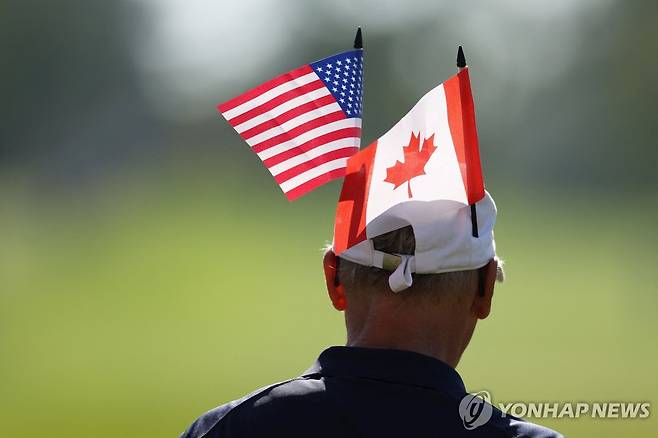 미국·캐나다 국기 단 한 남성(2024. 9. 29.) 기사와 직접 관련 없음 [AFP=연합뉴스 자료사진. 재판매 및 DB 금지]