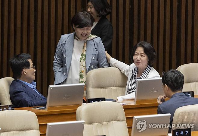 대화하는 민주당 법사위원들 (서울=연합뉴스) 황광모 기자 = 국회 법사위원장인 더불어민주당 추미애 의원과 법사위원인 서영교, 박지원 의원이 11일 국회에서 열린 본회의에 참석해 대화하고 있다. 2025.9.11 hkmpooh@yna.co.kr