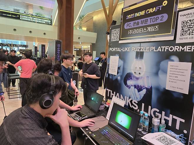 인디게임 체험 열기     (성남=연합뉴스) 김주환 기자 = 도심형 게임문화 축제 'GXG 2025'가 열린 19일 관람객들이 경기 성남시 판교역 인근의 한국모바일게임협회의 '2025 인디크래프트' 부스에서 인디 게임을 체험하고 있다. 2025.9.19 jujuk@yna.co.kr