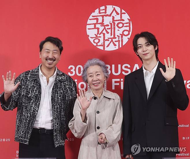 영화 '결혼 피로연' 기자간담회 (부산=연합뉴스) 강민지 기자 = 19일 부산 해운대구 영화의전당에서 열린 '결혼 피로연' 기자간담회에서 배우들과 감독이 포즈를 취하고 있다. 왼쪽부터 앤드루 안 감독, 윤여정, 한기찬. 2025.9.19 mjkang@yna.co.kr