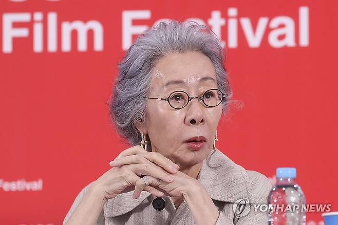 질문 듣는 윤여정 (부산=연합뉴스) 강민지 기자 = 배우 윤여정이 19일 부산 해운대구 영화의전당에서 열린 제30회 부산국제영화제(BIFF) '결혼 피로연' 기자간담회에서 질문을 듣고 있다. 2025.9.19 mjkang@yna.co.kr