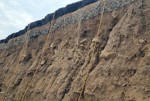 뒤채움재 안으로 보이는 암석들 [오산시 제공. 재판매 및 DB 금지]