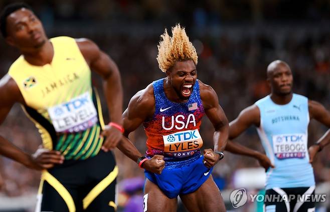 '초사이언인 라일스' (도쿄 EPA=연합뉴스) 라일스가 19일 일본 도쿄 국립경기장에서 열린 2025 세계육상선수권 남자 200m 결선을 앞두고 포효하고 있다.