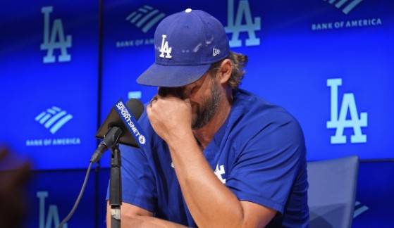 로스앤젤레스 다저스 클레이턴&nbsp;커쇼가 19일(한국시간) 미국 캘리포니아주 로스앤젤레스 다저스타디움에서 열린 은퇴 기자회견 중 눈을 꾹 누르고 있다. 연합뉴스