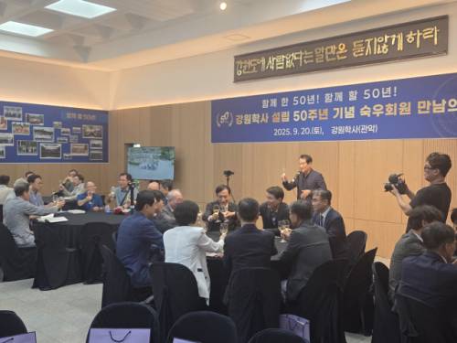 ◇20일 강원학사에서 개최된 강원학사 50주년 기념식에서 박진오 강원일보 사장이 건배사를 하고 있다.